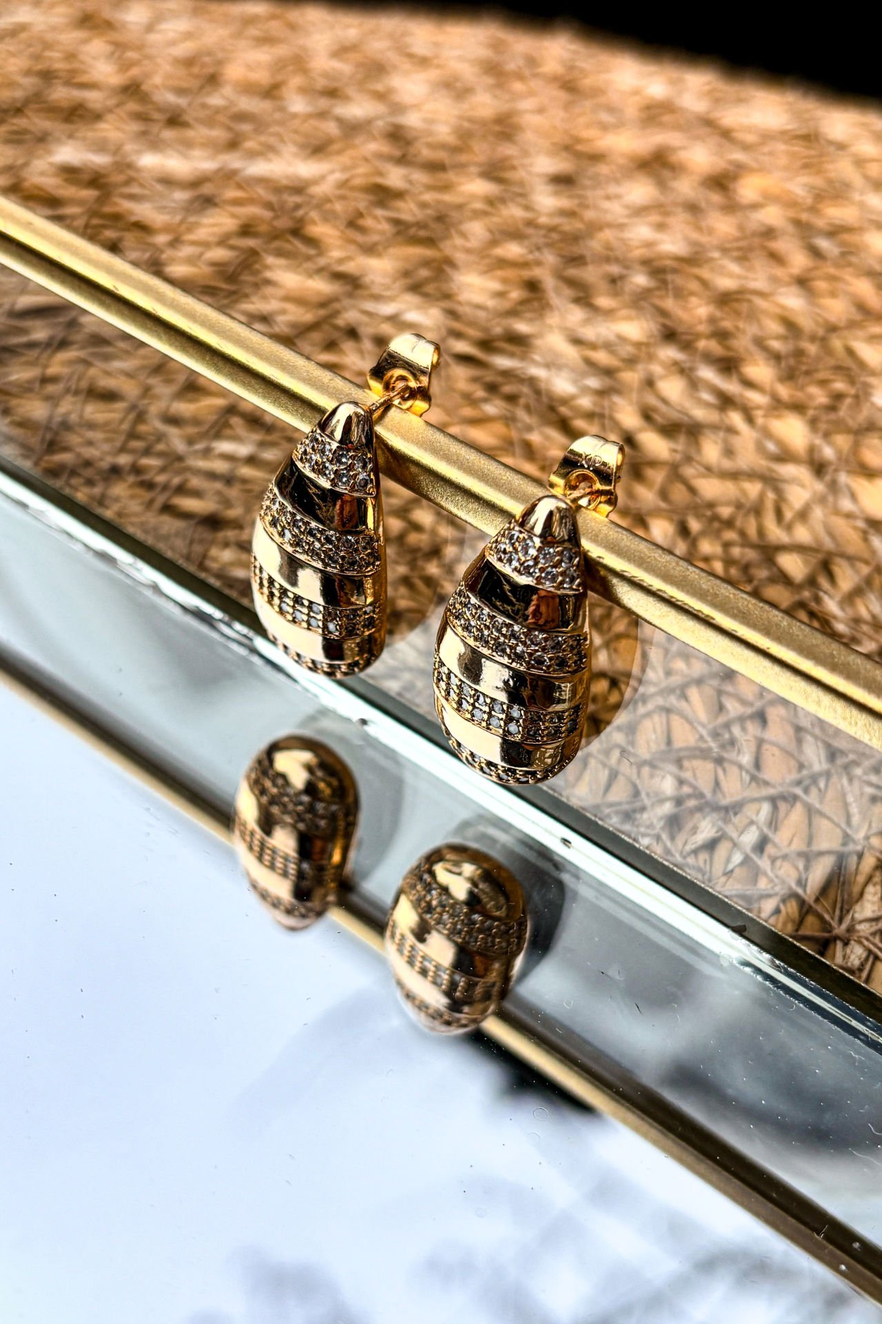 Damla Gorunumlu Tas Detayli Gold Renkli Igne Kupe