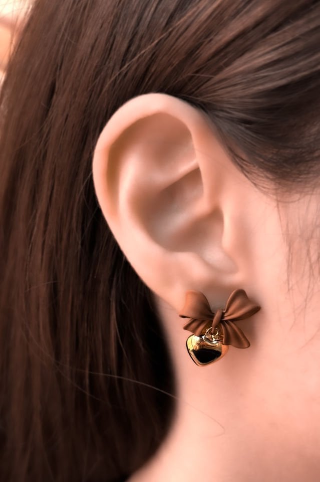 Kahverengi Fiyonk Detaylı Kalp Desenli İğne Küpe