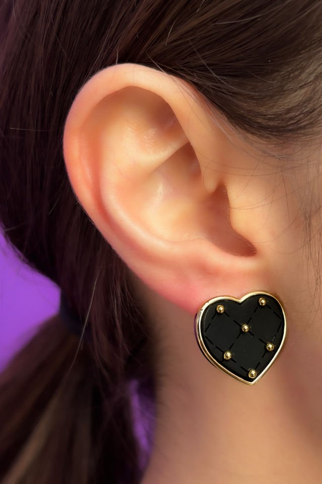 Siyah Kalp Desenli Gold Rengi Nokta Detaylı Küpe