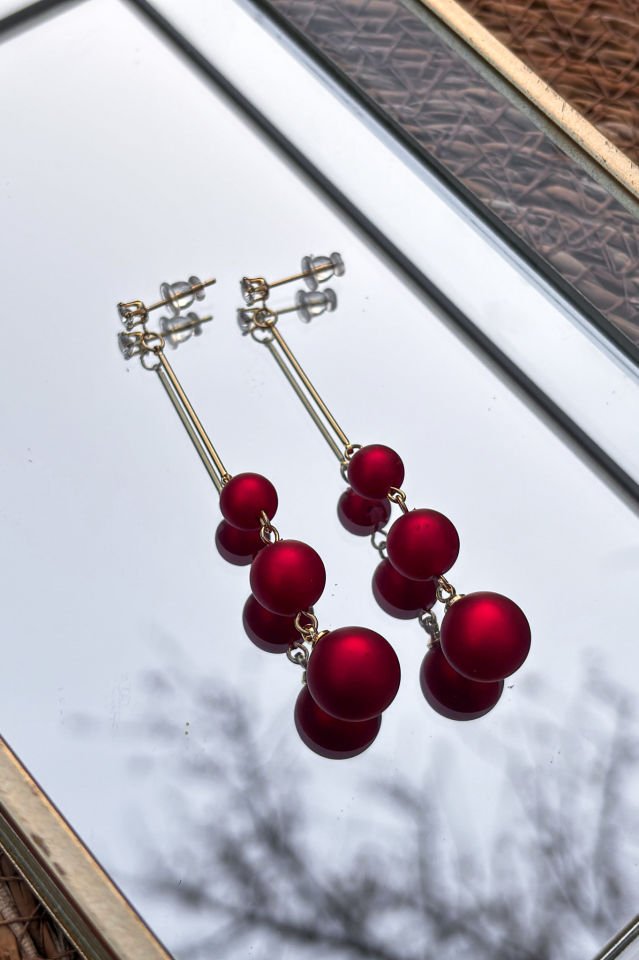 Kırmızı Top Sallantılı Gold Rengi Küpe