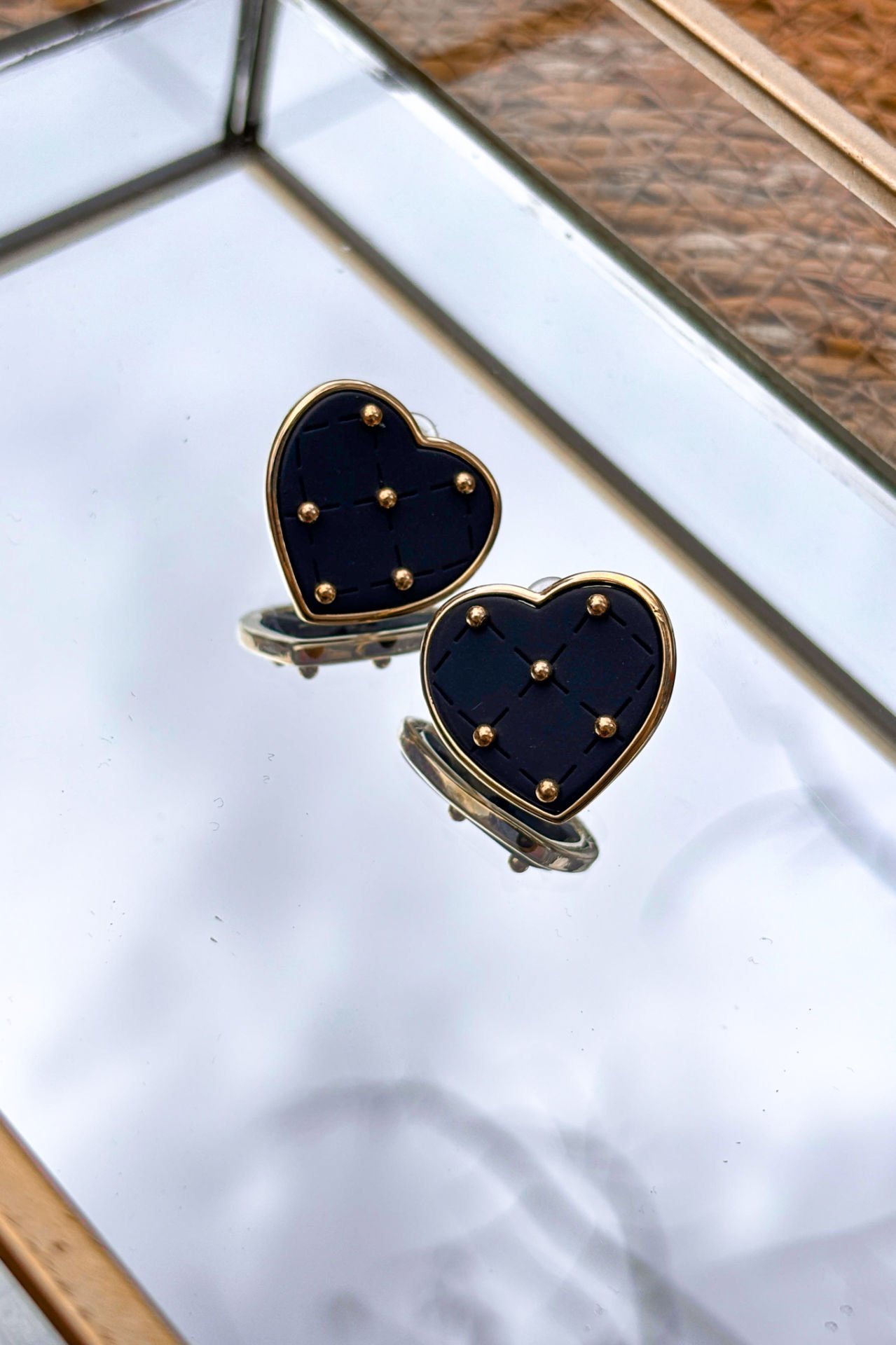 Siyah Kalp Desenli Gold Renk Detaylı Küpe