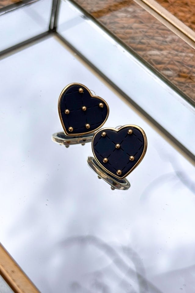 Siyah Kalp Desenli Gold Renk Detaylı Küpe