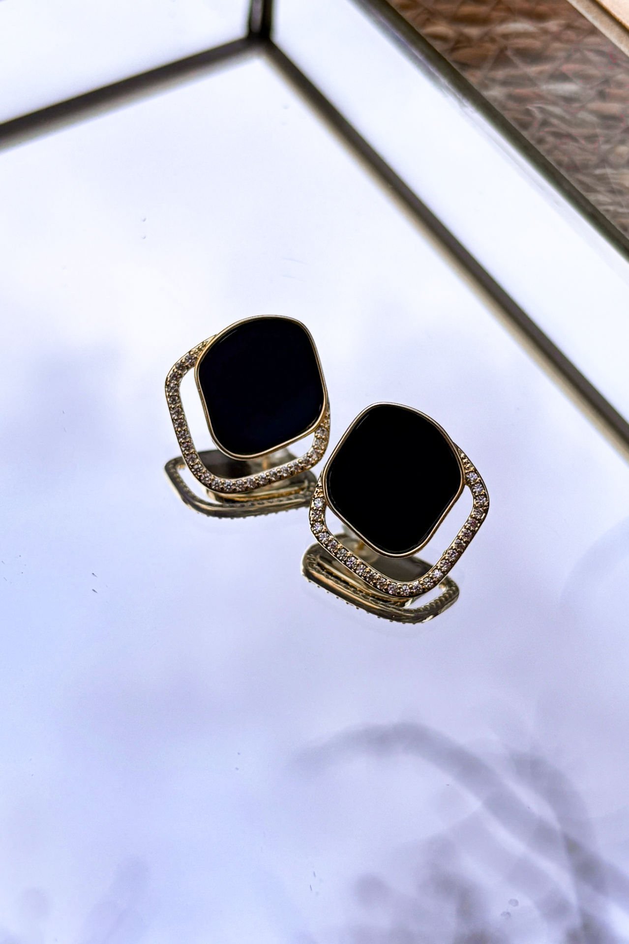 Siyah Detaylı Taşlı Modern Küpe