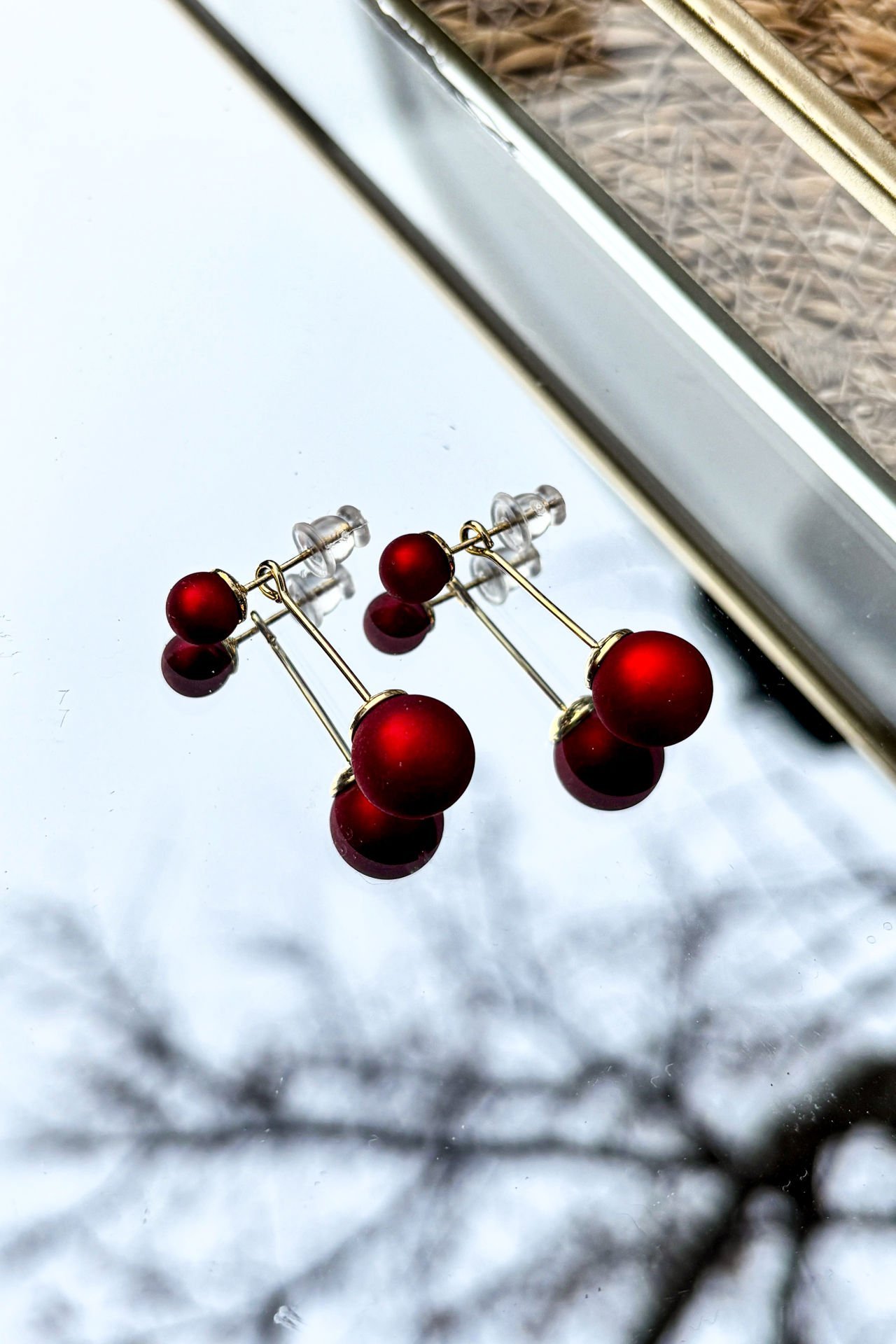 Kirmizi Top Detayli Sallantili Igne Kupe