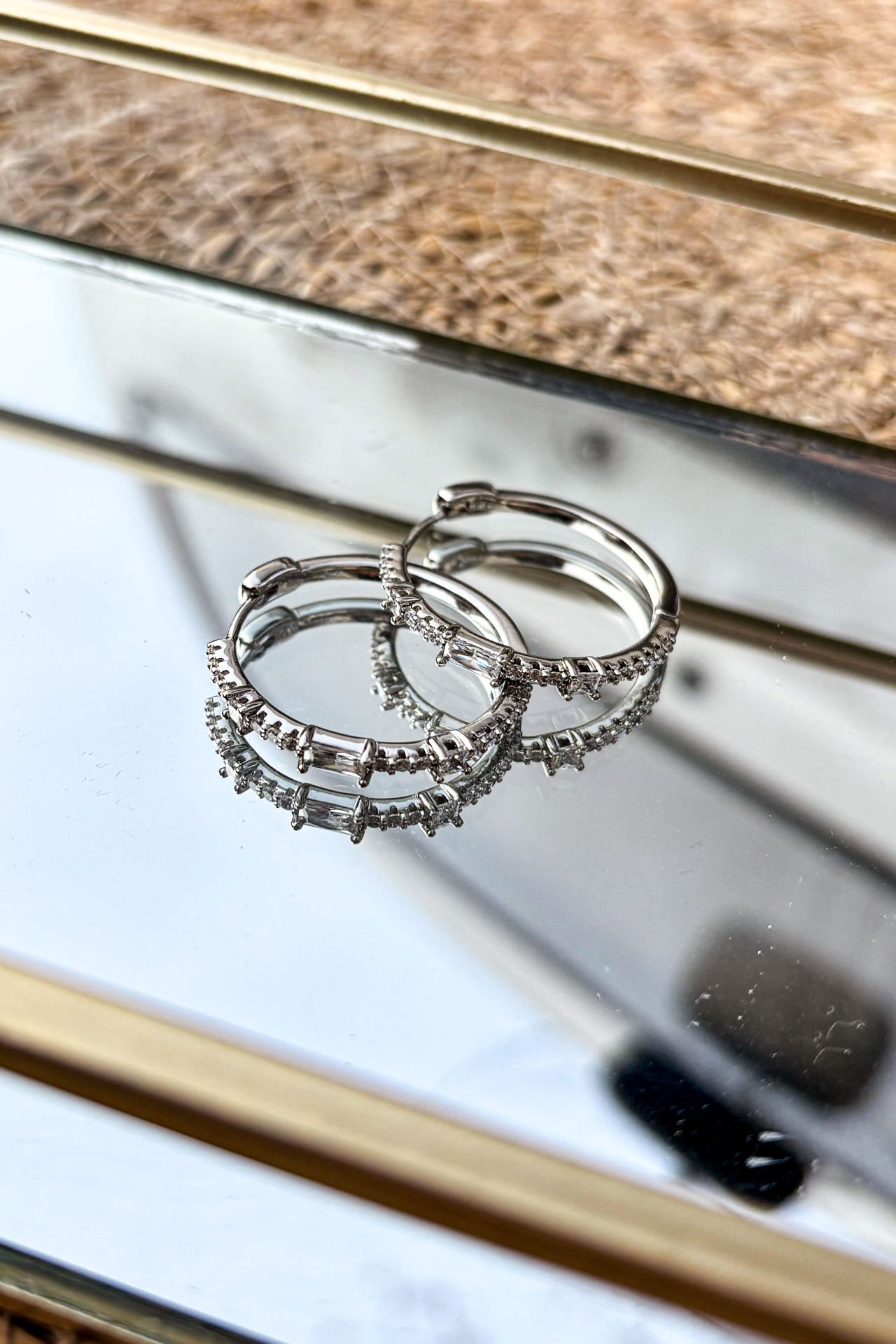 Tas Detayli Gumus Renkli Halka Kupe