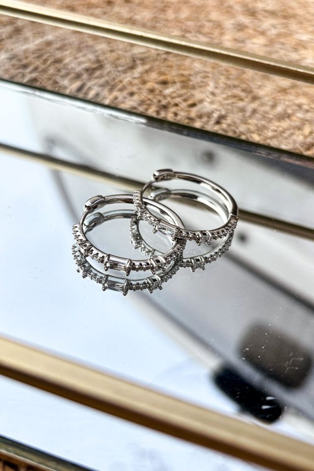 Tas Detayli Gumus Renkli Halka Kupe