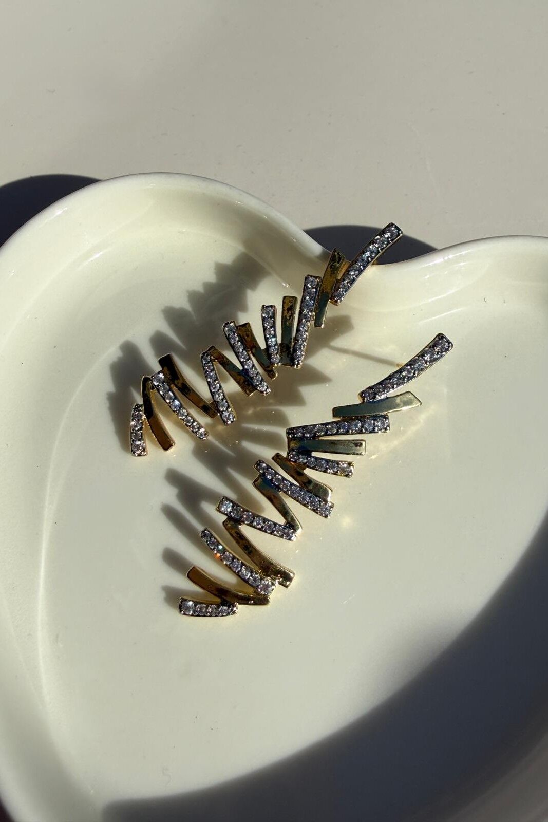 LvLv  İki Renkli Zirkon Taşlı Asimetrik Çubuk Plaka Sıralı Küpe 1002