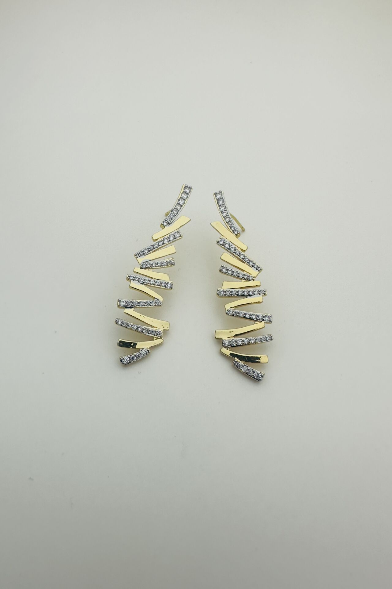 LvLv  İki Renkli Zirkon Taşlı Asimetrik Çubuk Plaka Sıralı Küpe 1002