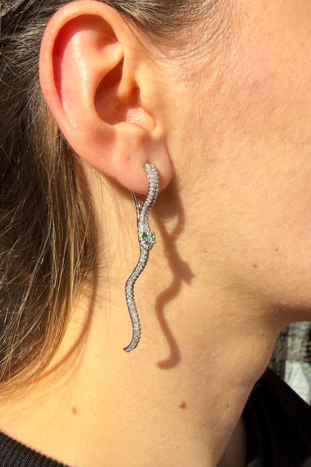 LvLv Yeşil Gözlü Yılan Görünümlü Gümüş Rengi Zirkon Taşlı Sallantılı Halka Küpe