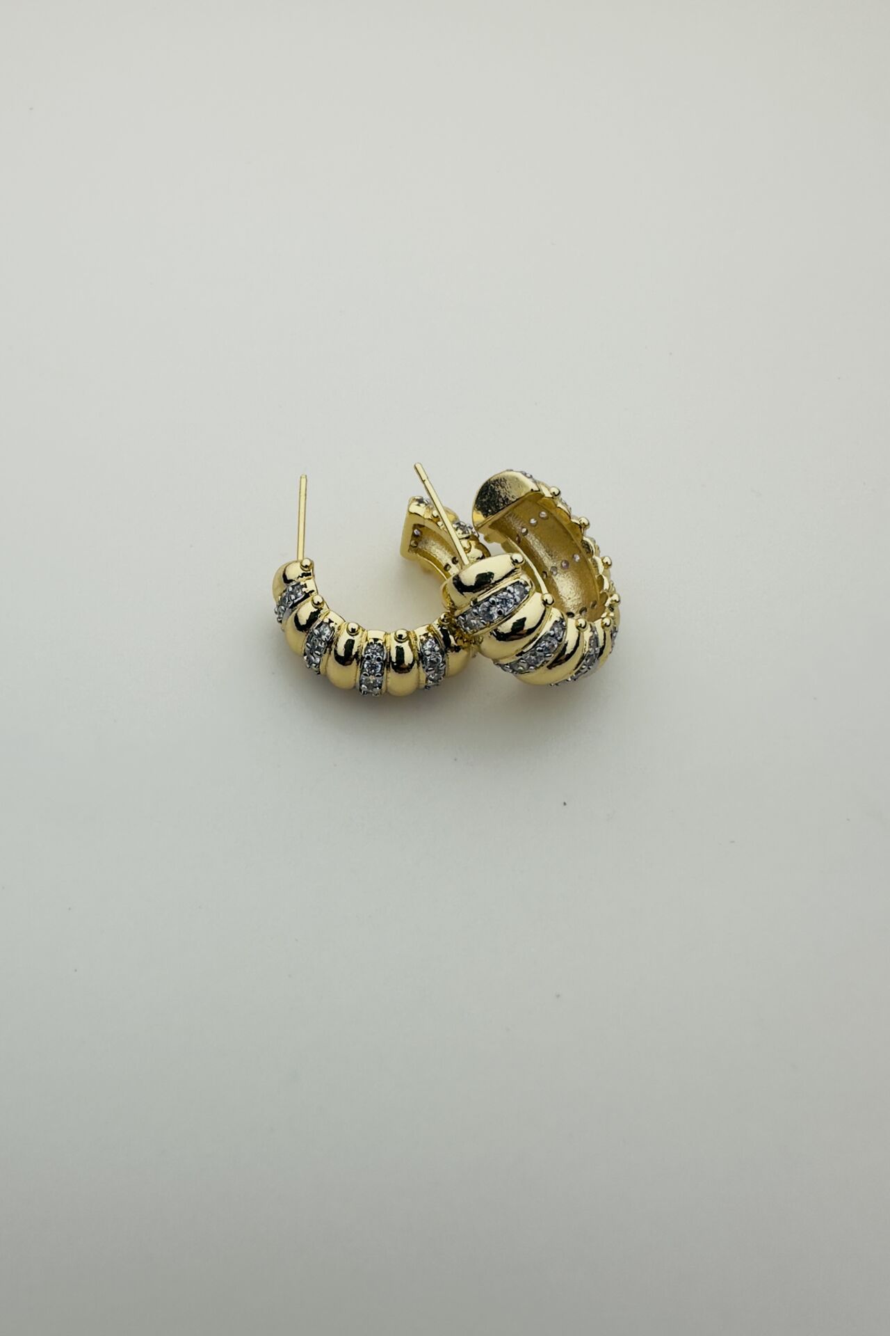 LvLv İki Renkli Zirkon Taşlı Bombeli Yarım Halka Küpe