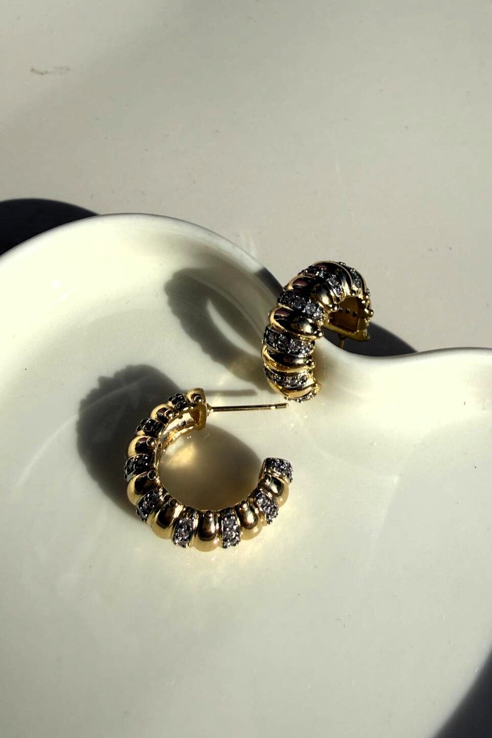 LvLv İki Renkli Zirkon Taşlı Bombeli Yarım Halka Küpe