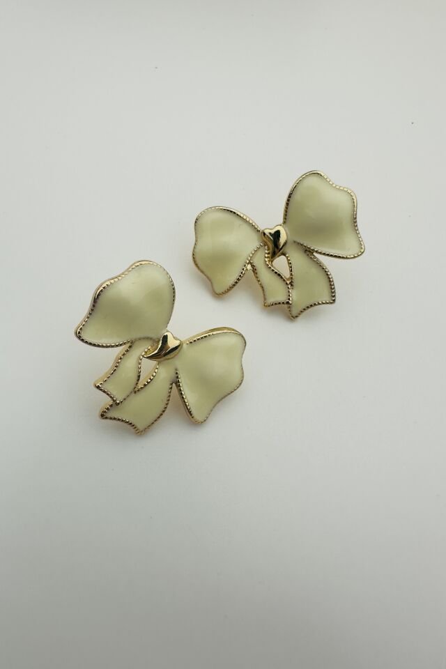 LvLv Gold Kalp Detaylı Krem Rengi Mineli Fiyonk Model İğne Küpe