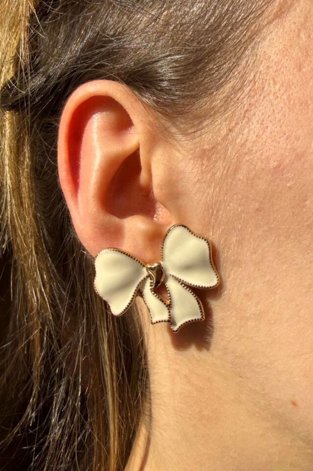 LvLv Gold Kalp Detaylı Krem Rengi Mineli Fiyonk Model İğne Küpe