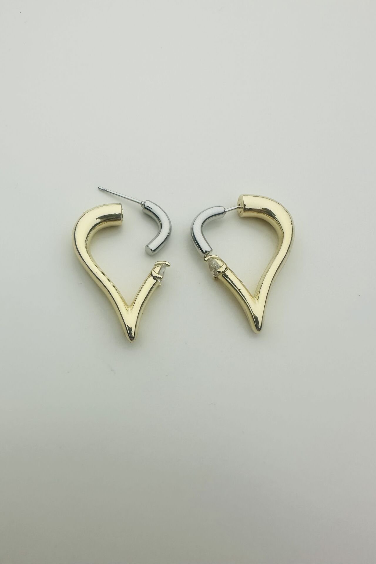 LvLv İki Renkli  Ortası Taş Detaylı Kalp Görünümlü Tasarım Küpe