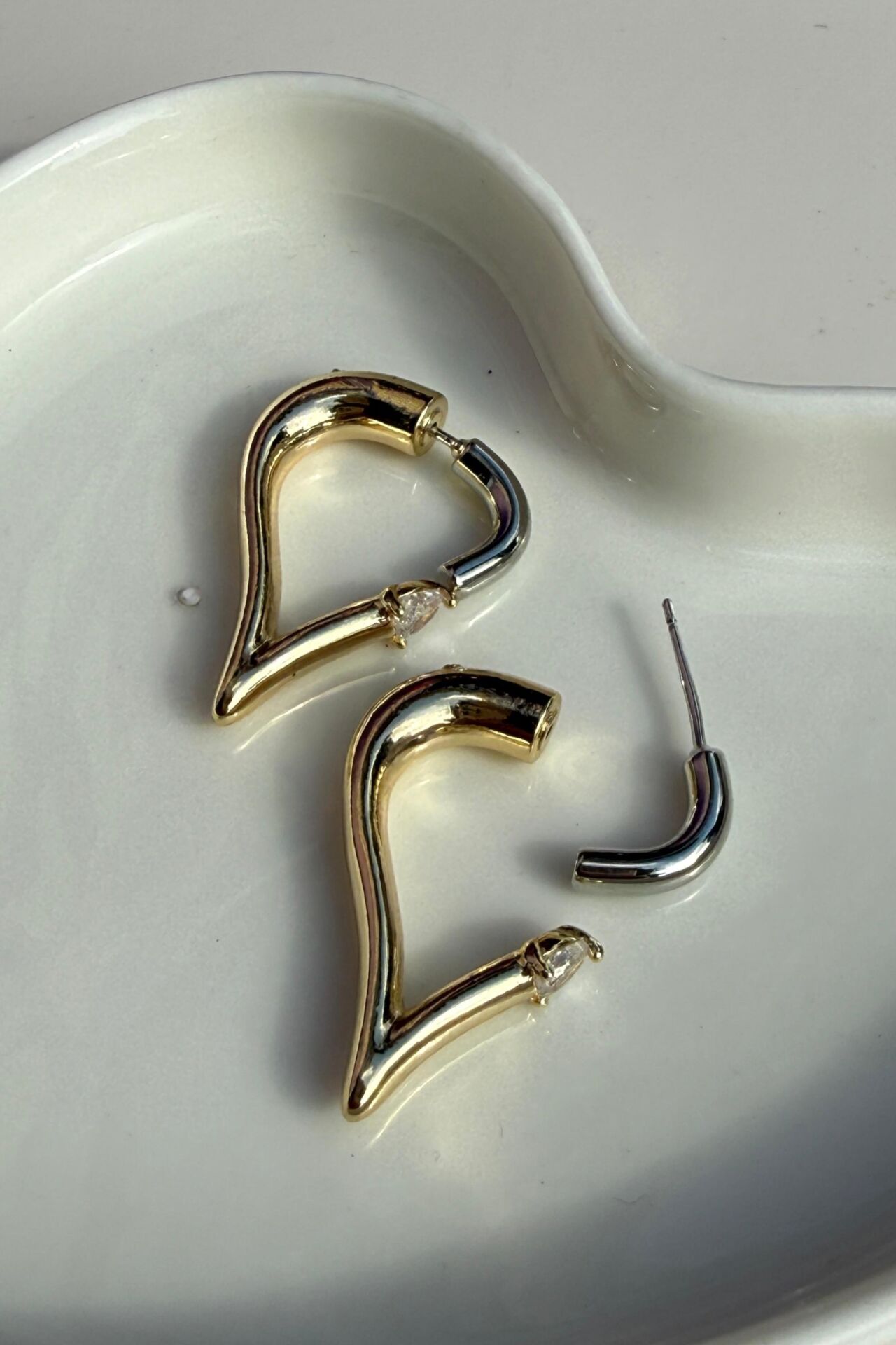 LvLv İki Renkli  Ortası Taş Detaylı Kalp Görünümlü Tasarım Küpe