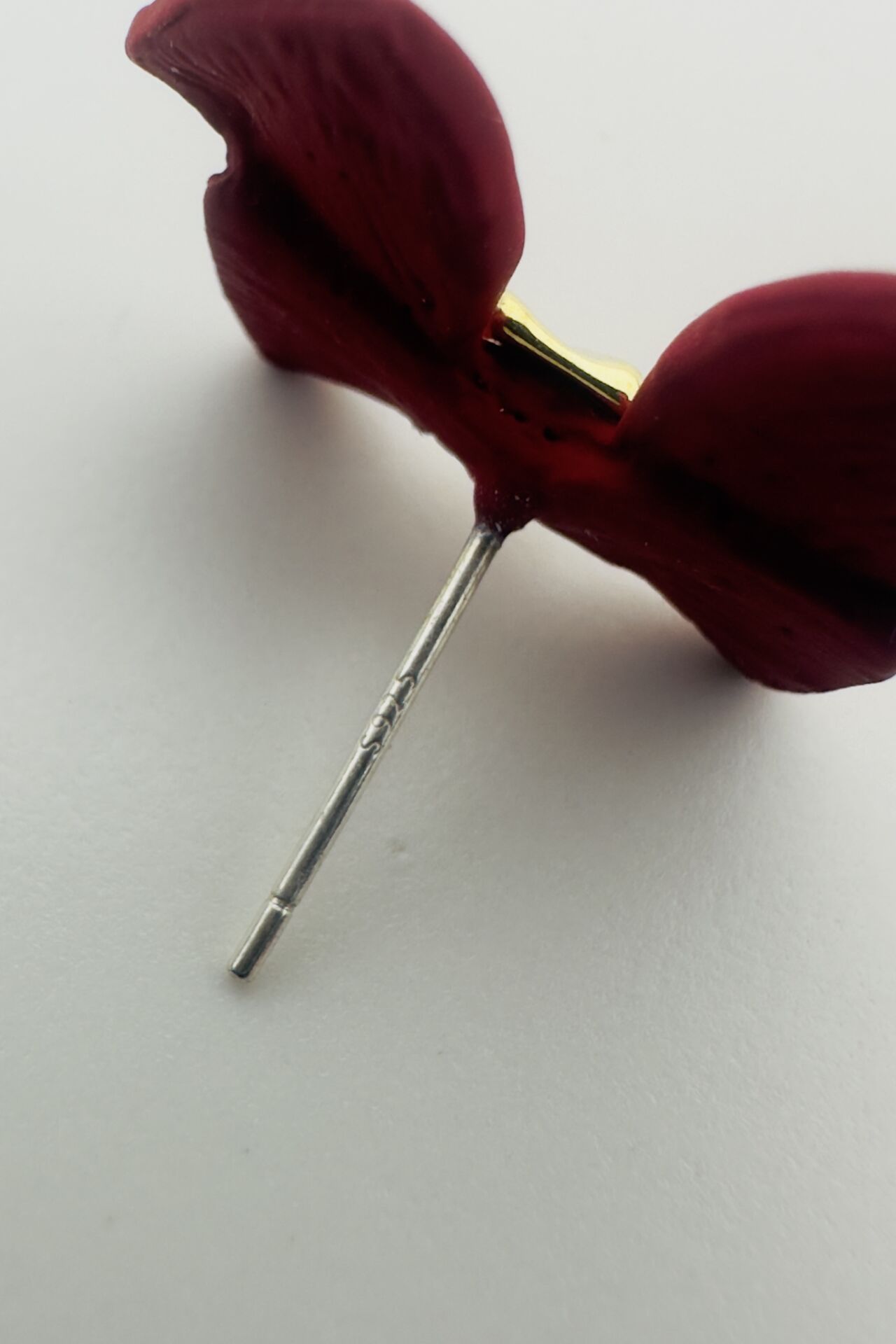 LvLv Gold Detaylı Kırmızı Renkli Fiyonk İğne Küpe