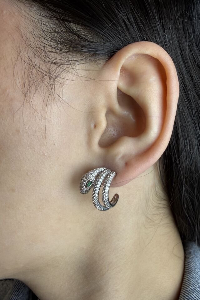 LvLv Gümüş Rengi Yeşil Gözlü Yılan Desenli Halka Küpe Görünümlü Zirkon Taşlı İğne Küpe