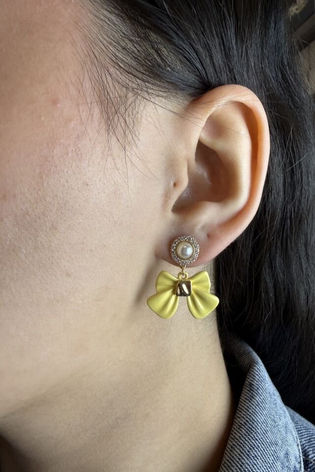 LvLv Gold Rengi Sarı Fiyonk Desenli İnci Detaylı Zirkon Taşlı Sallantılı İğne Küpe