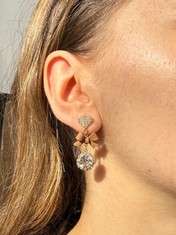 LvLv Gold Rengi Kahverengi Fiyonk Detaylı Kalpli Zirkon Taşlı Sallantılı İğne Küpe