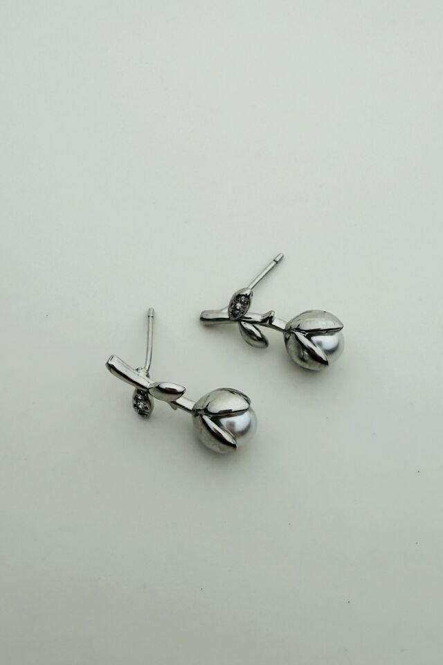 LvLv Gümüş Rengi Ters Gül Şeklinde İnci Detaylı Özel Seri İğne Küpe