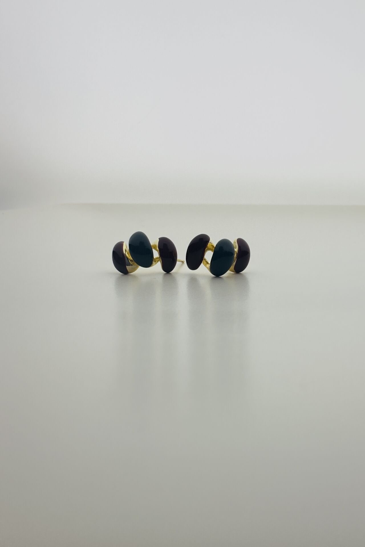 LvLv Gold Rengi Renkli Mineli Kıvrımlı Tasarım Küpe