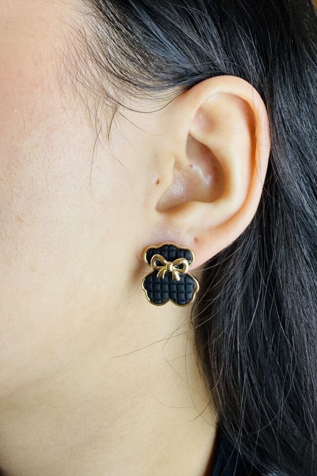 LvLv Gold Kurdele Detaylı Siyah Ayıcık Desenli Tasarım İğne Küpe