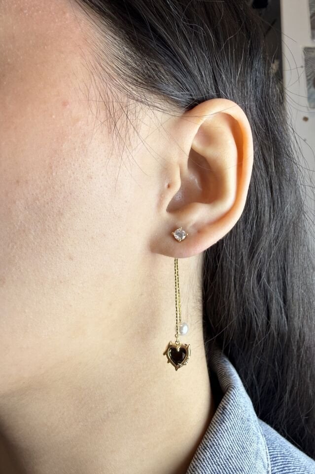 LvLv Gold Rengi Siyah Kalp ve İnci Sallantılı Tektaş Küpe